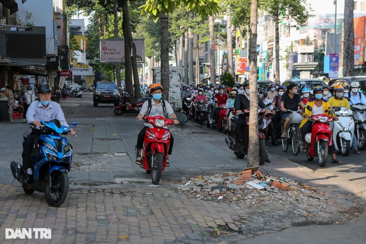 HCM City street pavements badly deteriorate - 6