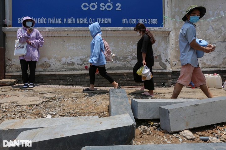 HCM City street pavements badly deteriorate - 2