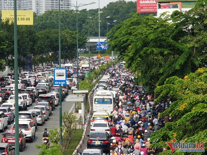 Serious HCM City congestion during Thursday morning rush hour - 6