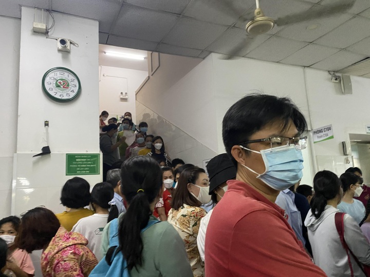 People queue for fourth Covid-19 jab in HCM City - 2