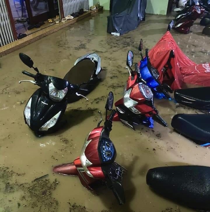 Heavy rains isolate many areas in central Vietnam - 2 Heavy rains isolate many areas in central Vietnam - 2