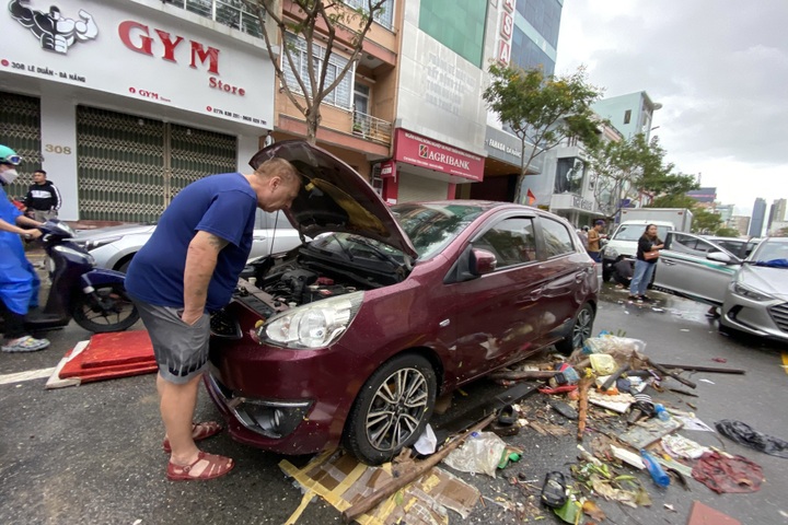 Danang flooding leaves hundreds of cars stalled - 4 Danang flooding leaves hundreds of cars stalled - 4