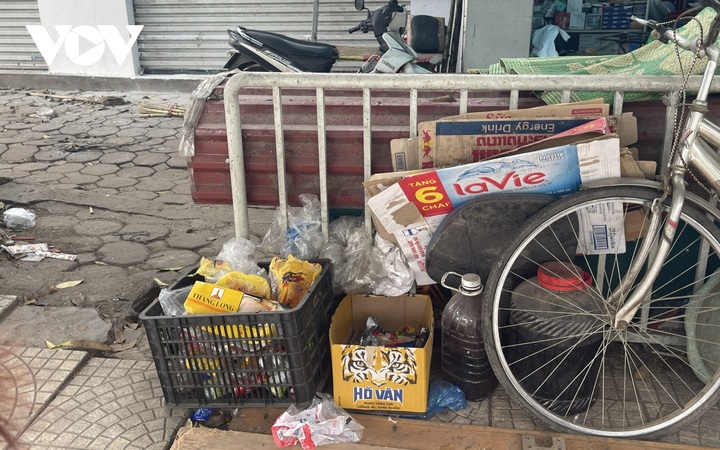 Hanoi bus shelters occupied by businesses - 4