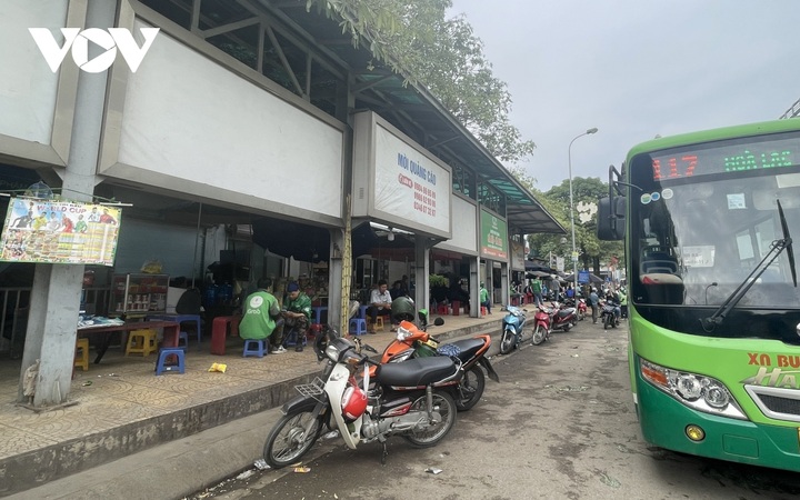 Hanoi bus shelters occupied by businesses - 6