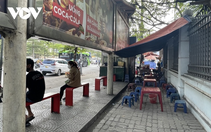 Hanoi bus shelters occupied by businesses - 2