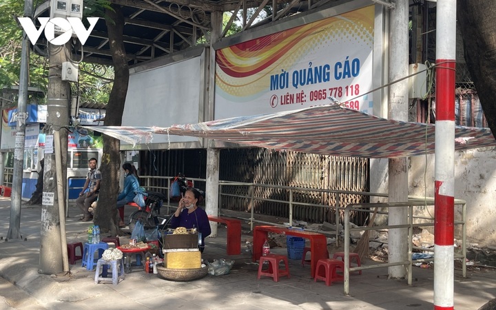 Hanoi bus shelters occupied by businesses - 3