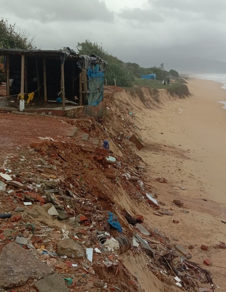 Coastal households in Binh Dinh relocated due to severe erosion - 1