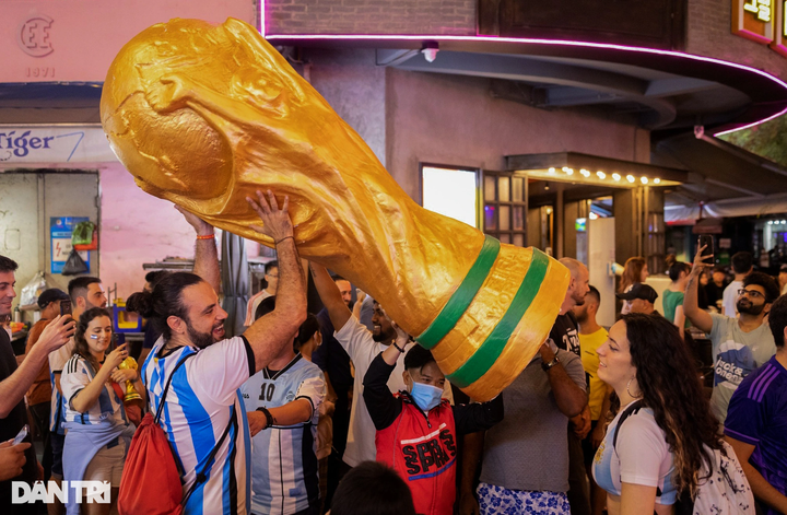 Argentina fans celebrate World Cup win on HCM City walking street - 9 Argentina fans celebrate World Cup win on HCM City walking street - 9