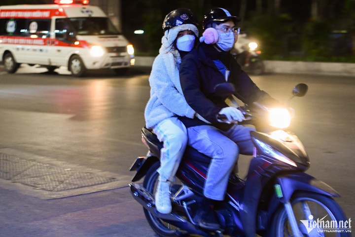 Hanoians struggling with bone-chilling cold - 9