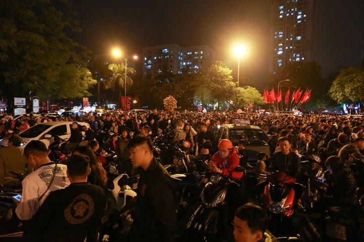 Firework displays held in Hanoi, HCM City to mark Tet - 1 Firework displays held in Hanoi, HCM City to mark Tet - 1