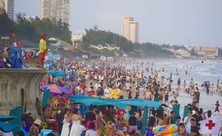 Tet sees crowded Vung Tau Beach - 6