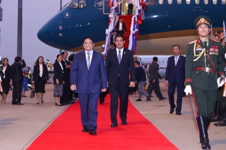 PM leaves Hanoi for 4th MRC Summit in Laos - 1 PM leaves Hanoi for 4th MRC Summit in Laos - 1