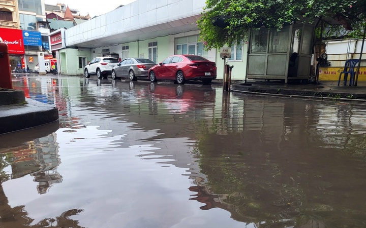 Hanoi streets submerged following downpour - 2