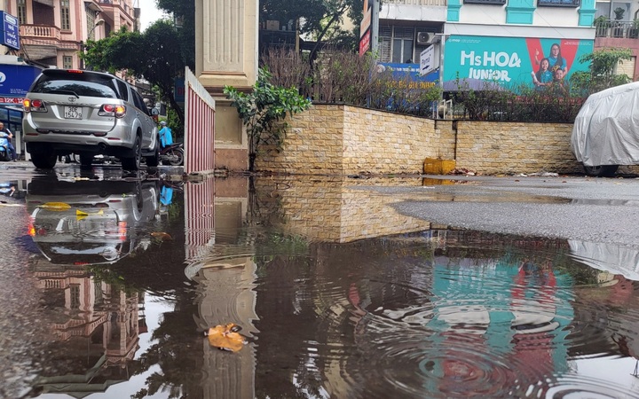 Hanoi streets submerged following downpour - 5