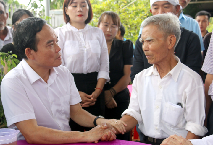 Deputy PM Tran Luu Quang visits Dak Lak attack victims - 1