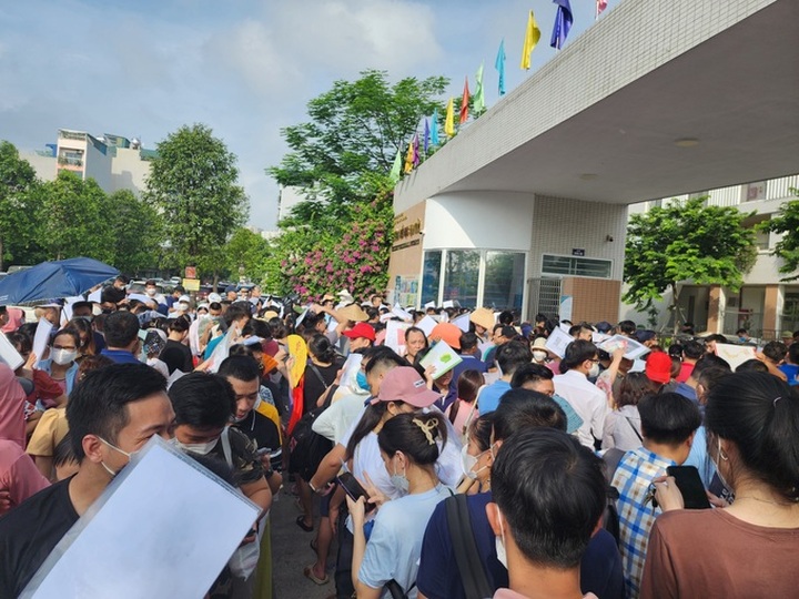 Hundreds wait overnight for school enrollment - 3