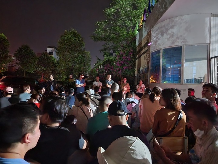 Hundreds wait overnight for school enrollment - 1