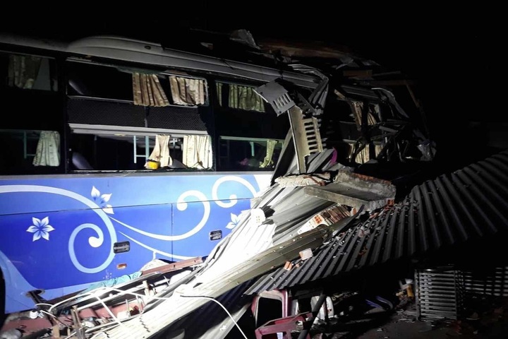 One dead, three injured in Phu Yen passenger bus accident - 1 One dead, three injured in Phu Yen passenger bus accident - 1