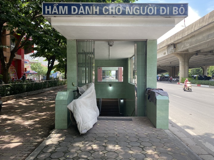 Hanoi subways largely abandoned - 8 Hanoi subways largely abandoned - 8