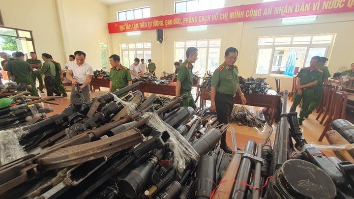 Dak Lak police handed 4,500 weapons by locals after 40 days - 1
