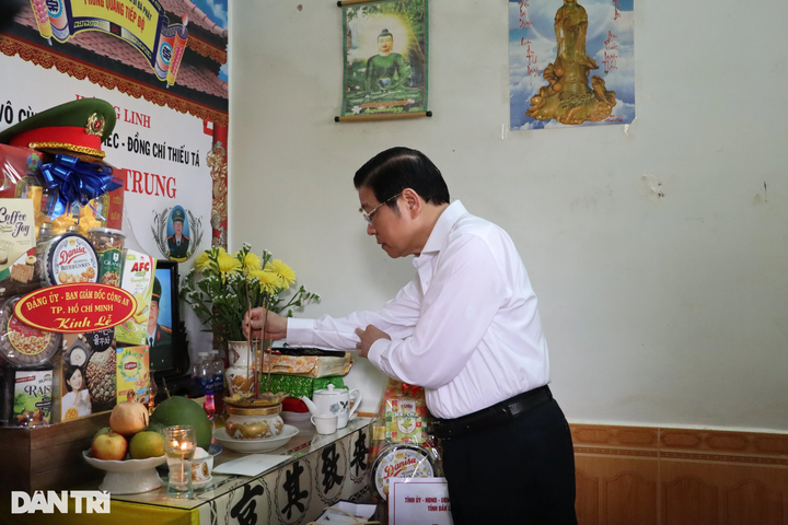 Senior Party official visits families of war martyrs in Dak Lak - 3