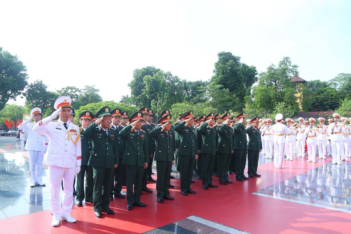 Party, State leaders pay tribute to dead soldiers, President Ho Chi Minh - 4 Party, State leaders pay tribute to dead soldiers, President Ho Chi Minh - 4