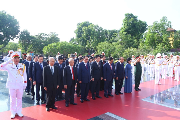 Party, State leaders pay tribute to dead soldiers, President Ho Chi Minh - 2 Party, State leaders pay tribute to dead soldiers, President Ho Chi Minh - 2