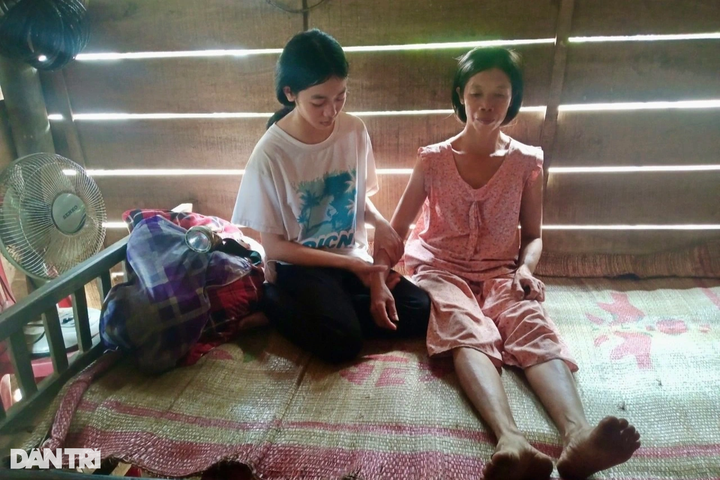 Poor Quang Binh teenager receives help to continue studies - 2 Poor Quang Binh teenager receives help to continue studies - 2