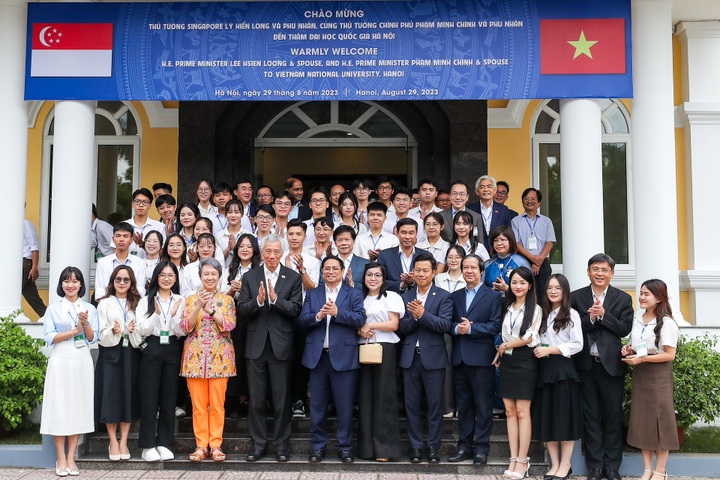 Vietnamese, Singaporean PMs meet Hanoi students - 1