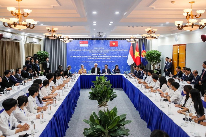 Vietnamese, Singaporean PMs meet Hanoi students - 2