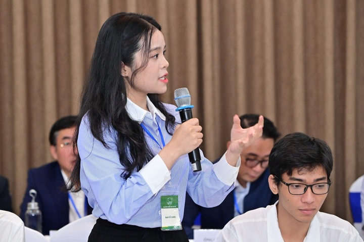 Vietnamese, Singaporean PMs meet Hanoi students - 3