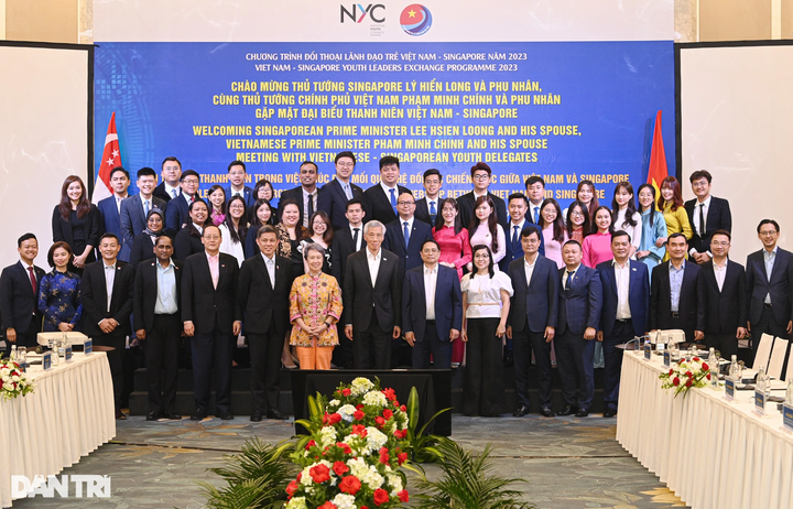 Vietnamese, Singaporean PMs meet Hanoi students - 5