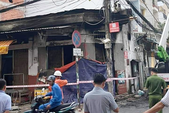Two children die in HCM City house fire - 2