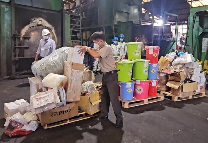 Over 1.6 tonnes of drugs burnt in HCM City - 1