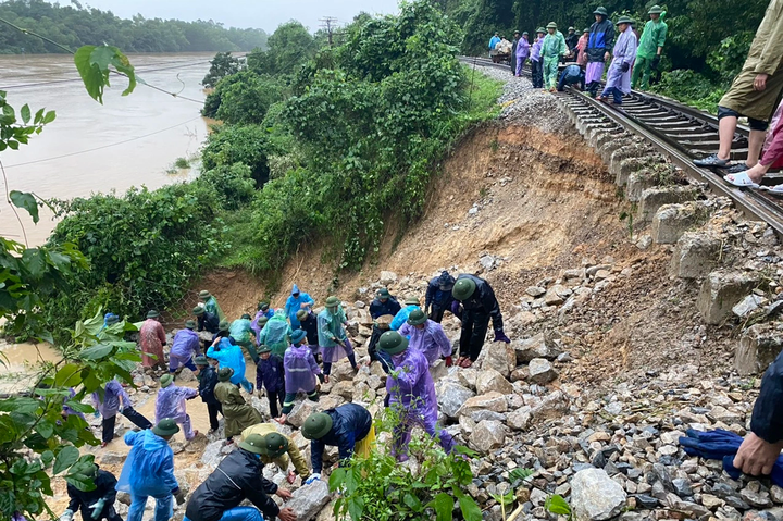Workers stay overnight to deal with railway landslide - 1