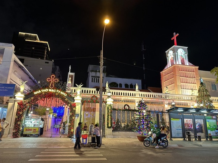 Christmas atmosphere arrives in HCM City - 5