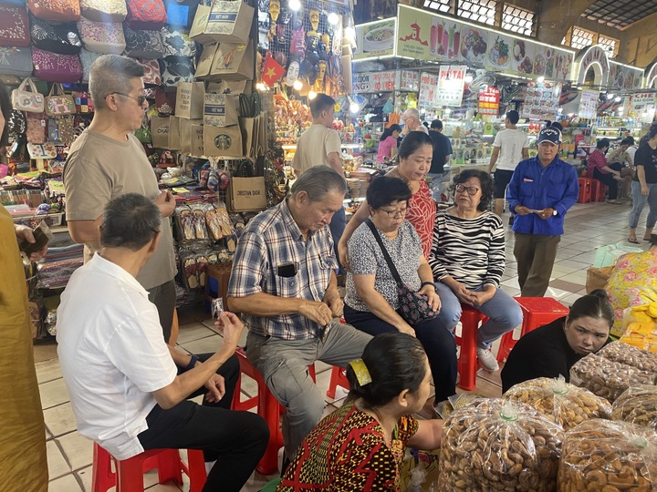 Iconic HCM City market gets marketing boost - 4