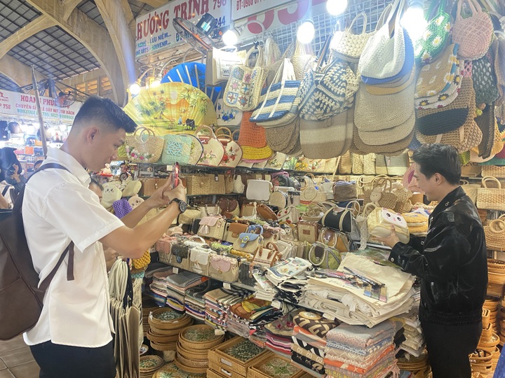 Iconic HCM City market gets marketing boost - 5