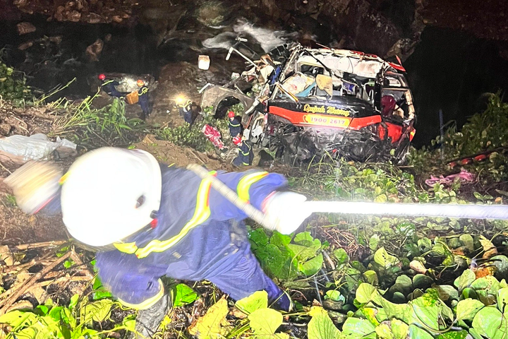 Three die after bus plunges into Danang valley - 1 Three die after bus plunges into Danang valley - 1