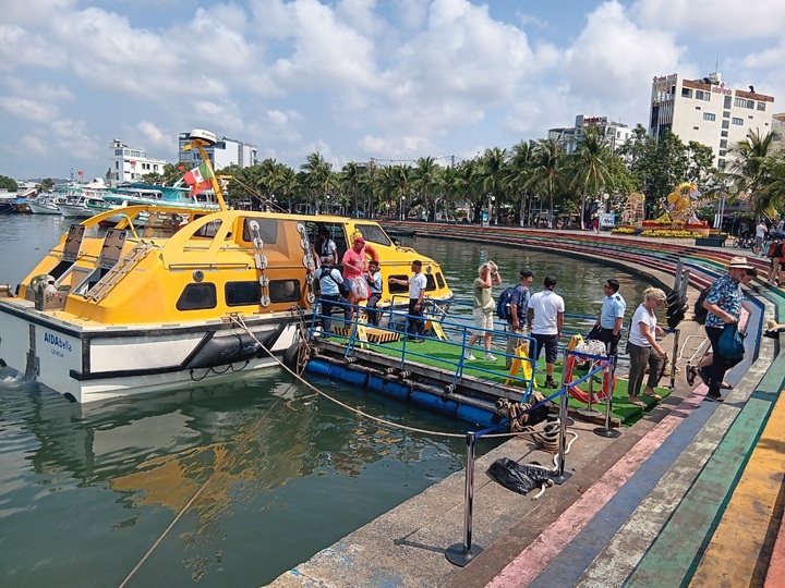 Cruise ship brings nearly 2,000 foreign tourists to Phu Quoc - 1
