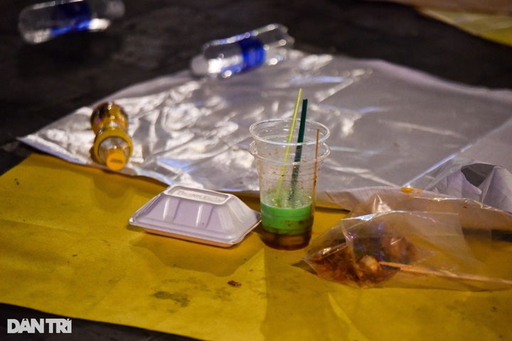 HCM City park covered with rubbish after Lunar New Year's Eve - 4 HCM City park covered with rubbish after Lunar New Year's Eve - 4