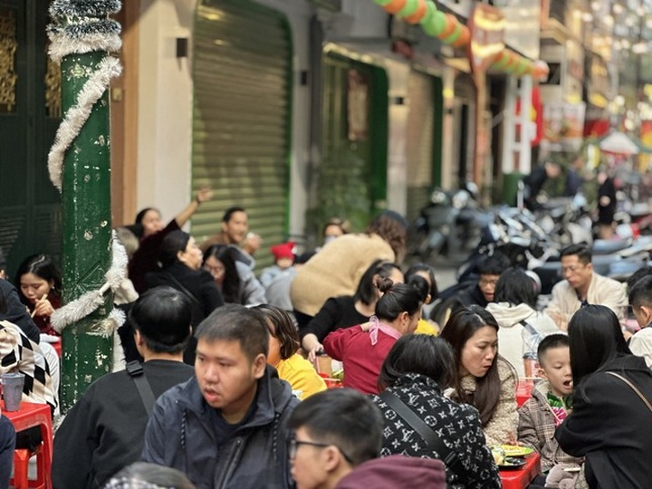 Hanoi coffee shops, eateries cash in on Tet - 4 Hanoi coffee shops, eateries cash in on Tet - 4
