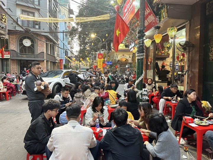 Hanoi coffee shops, eateries cash in on Tet - 5 Hanoi coffee shops, eateries cash in on Tet - 5