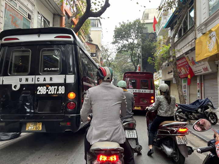 Tourist buses cause congestion in Hanoi's Old Quarter - 1