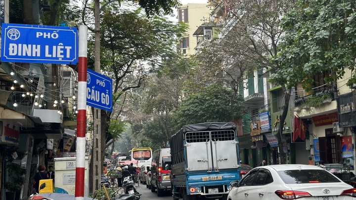Tourist buses cause congestion in Hanoi's Old Quarter - 2
