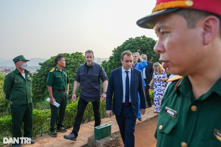 French Defense Minister visits former Dien Bien Phu battlefield - 9