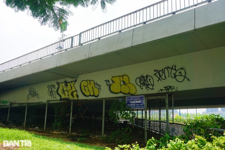 HCM City bridges defaced with graffiti - 5