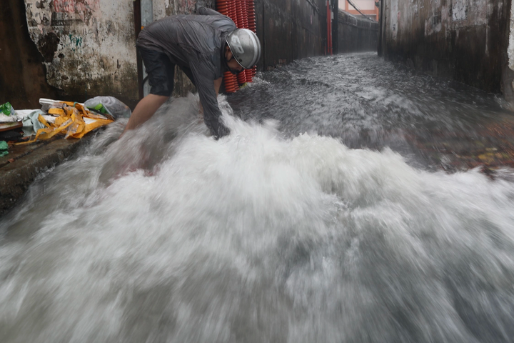HCM City struggles with severe inundation due to heavy rains - 1