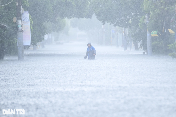 HCM City struggles with severe inundation due to heavy rains - 2
