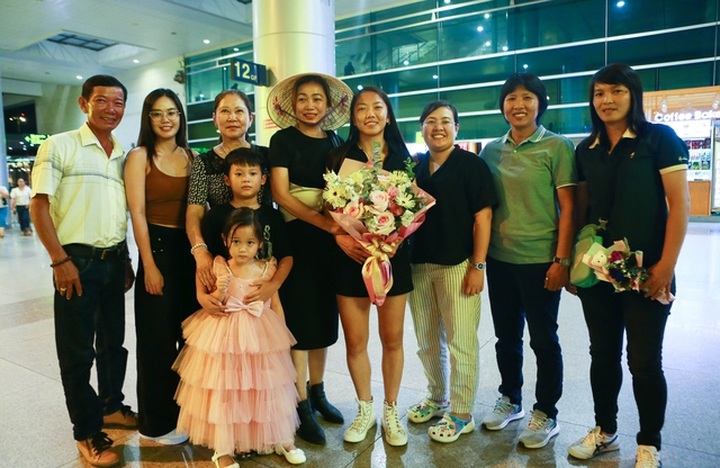Vietnam's top female footballer returns from Portuguese club - 1